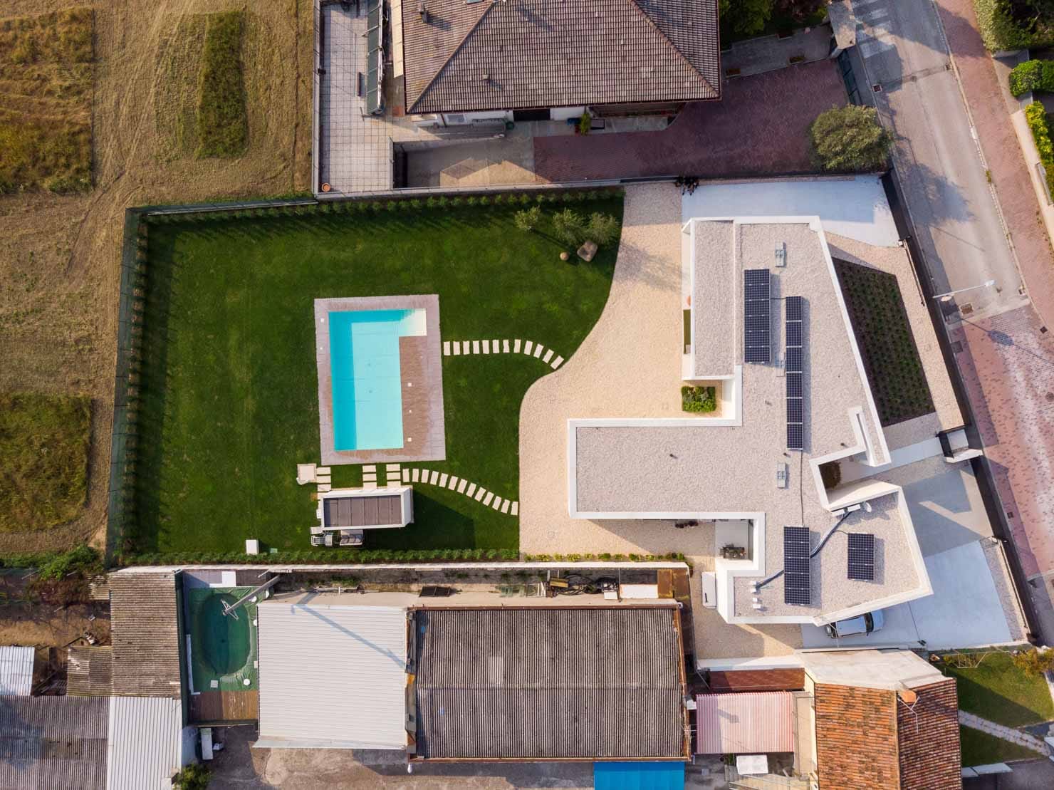 Vista aerea di Villa MD Home a Verona, design di Federico Cappellina & Partners Architects. Architettura moderna con piscina, giardino curato e pannelli solari integrati