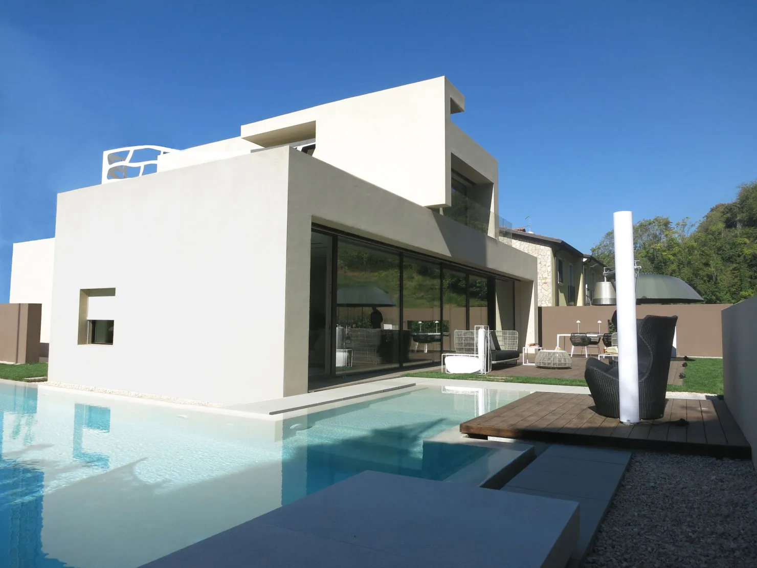 villa di lusso architetto Brescia piscina contemporanea architettura minimalista