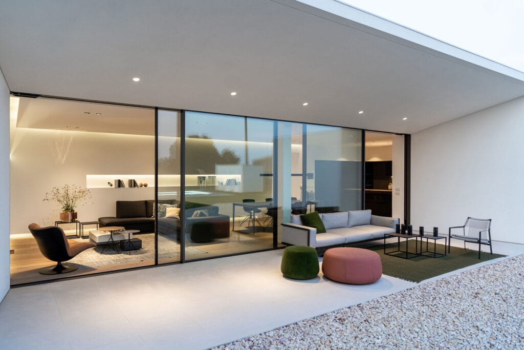 Villa MD Home a Verona: perfetta fusione tra spazio living esterno ed interno grazie alle ampie vetrate scorrevoli. Design di lusso e architettura contemporanea firmati Federico Cappellina & Partners Architects