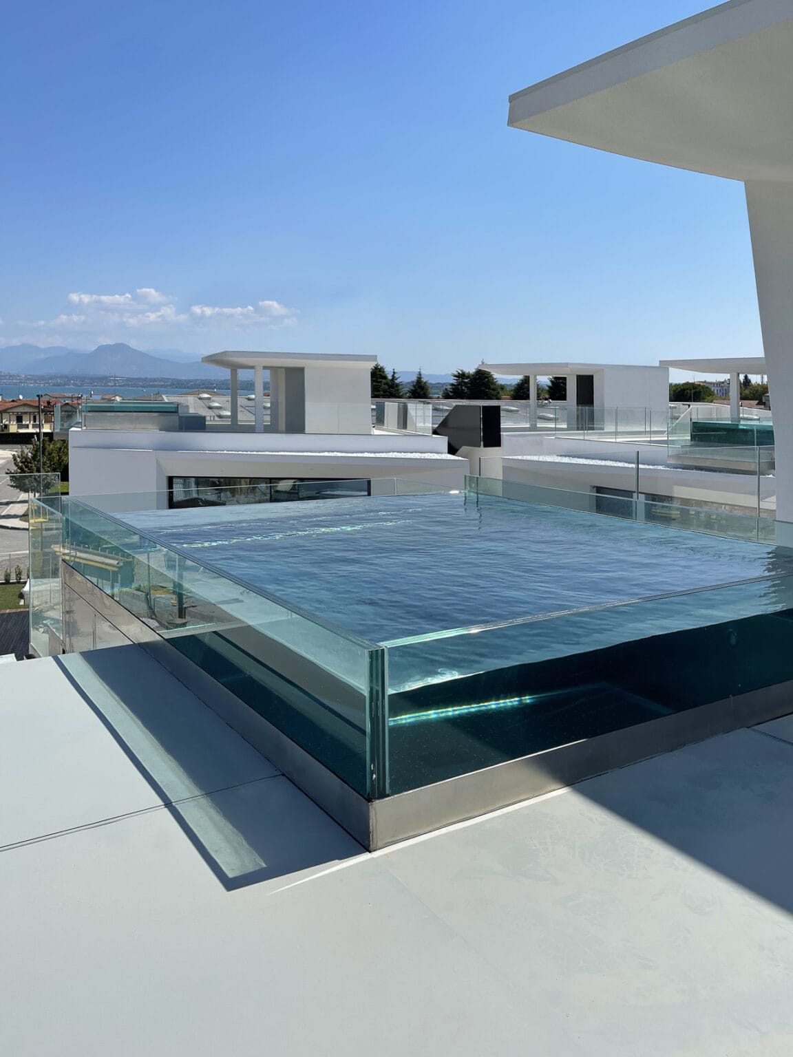 villa lusso Lago di Garda piscina terrazza vista lago architettura