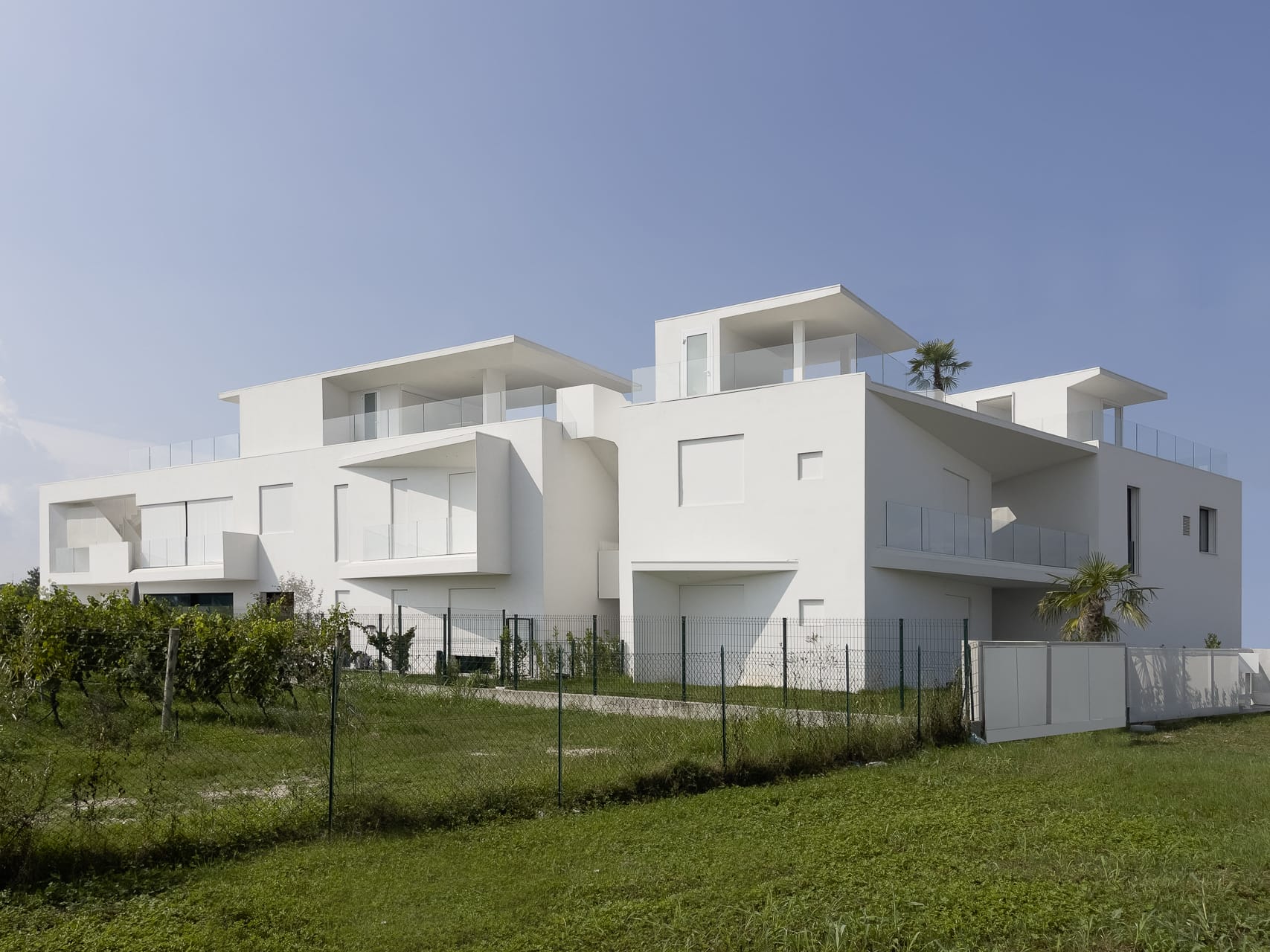 Architettura di lusso a Lugana Bay, San Benedetto di Lugana. Design moderno, linee pulite, ideale per vacanze e affitti sul Lago di Garda