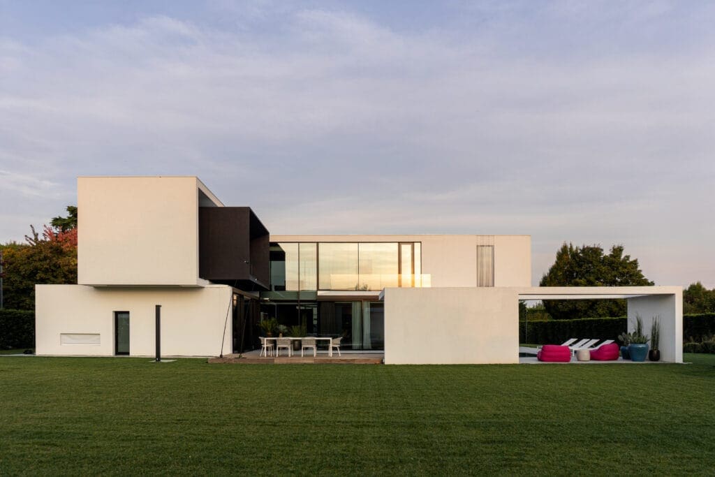 Moderna kuća s minimalističkim dizajnom i velikim staklenim prozorima u Veroni.