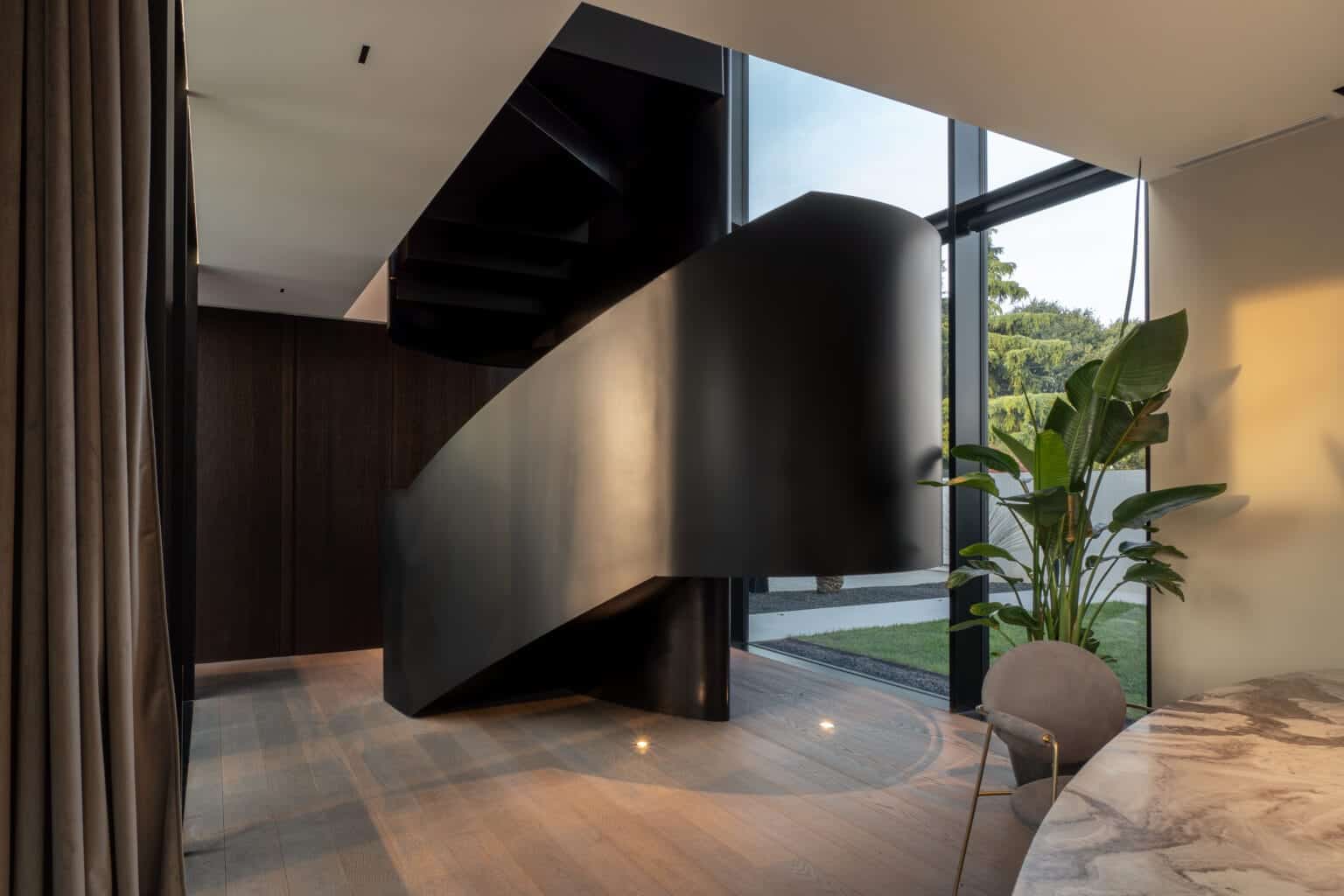 AV Home_Villa di Lusso Vicenza Italy 1 Scala elicoidale acciaio nero opaco villa AV Home Dueville Vicenza — design interni Federico Cappellina