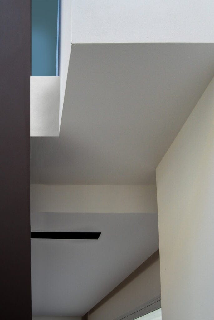 Interno moderno con linee pulite e superfici lisce.