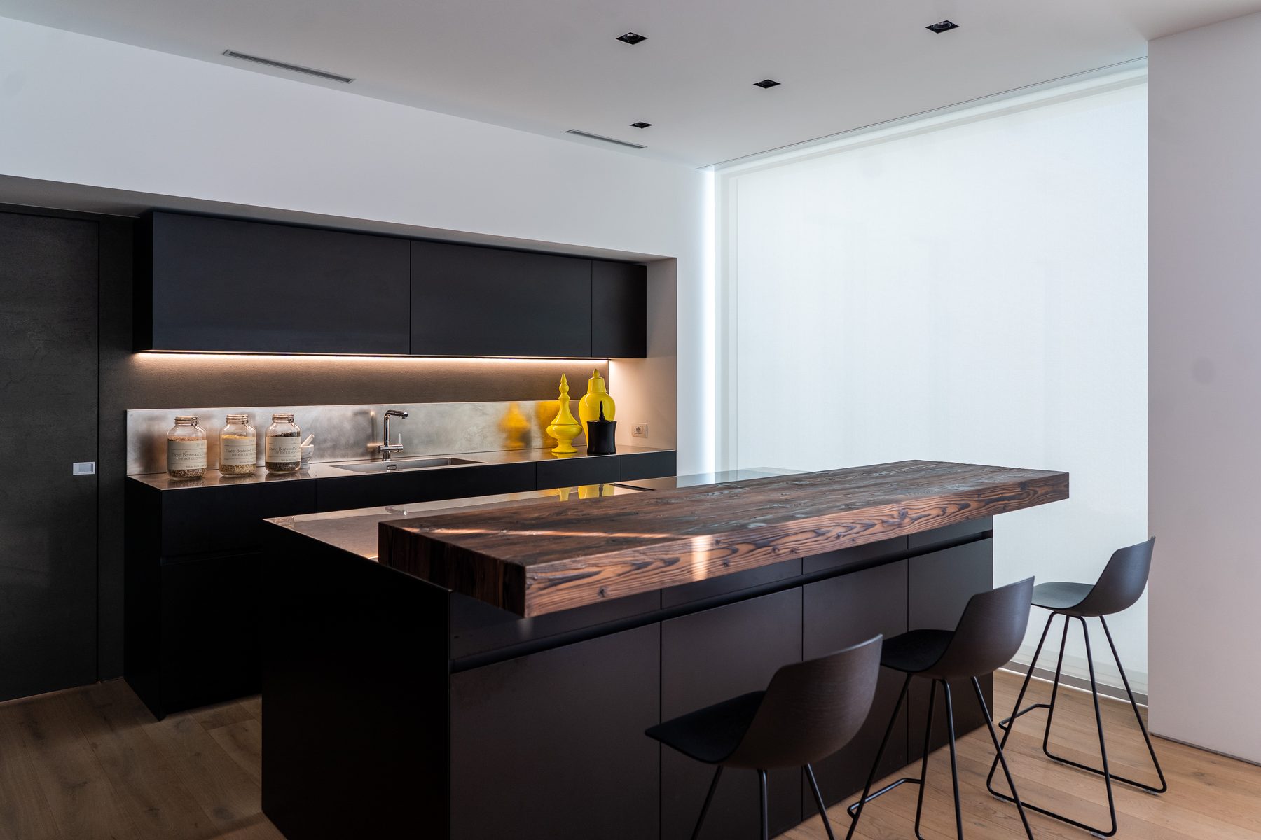 La cucina nera con il banco snack in legno vecchio