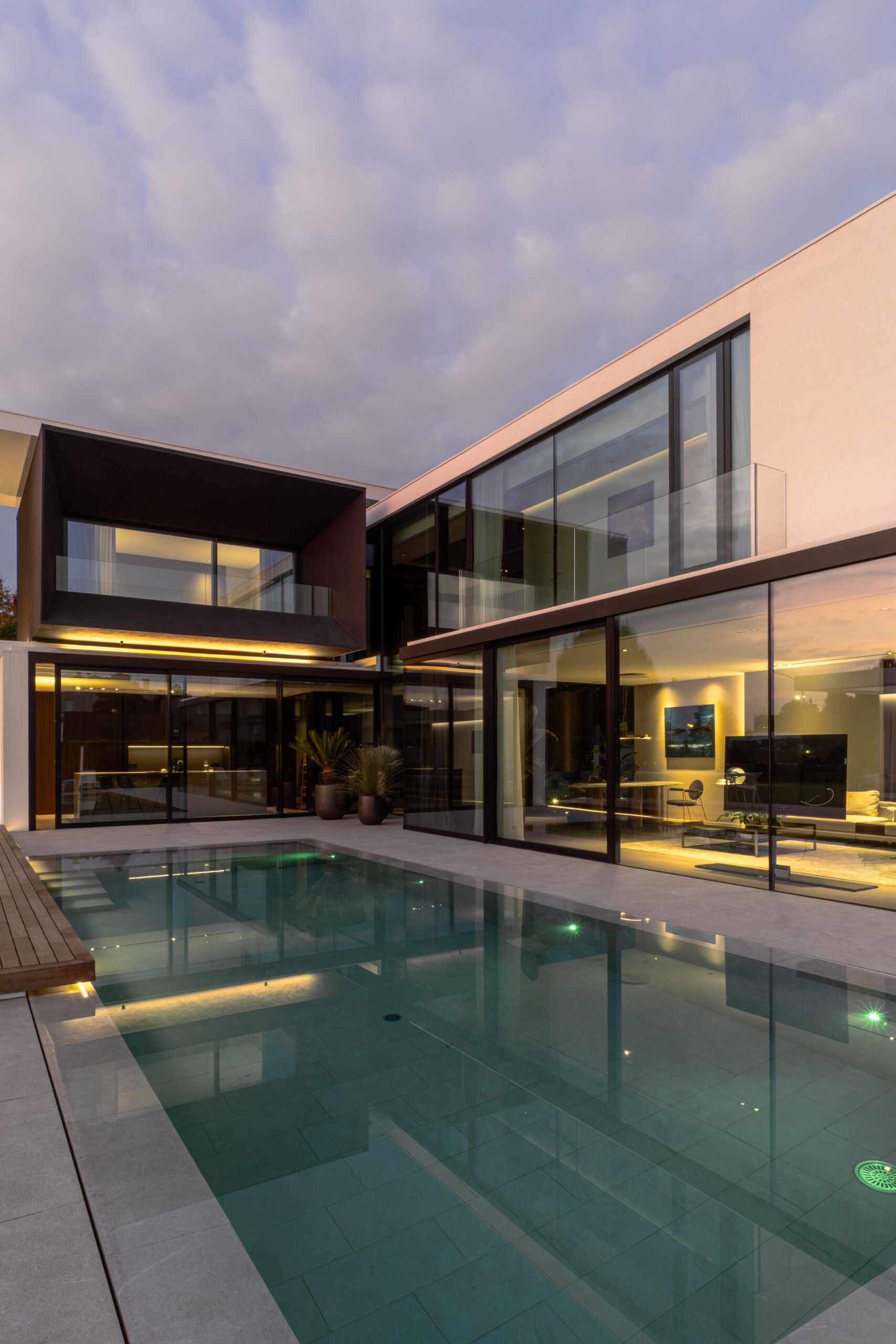 Foto AV Home-Urbana Production-97 Modern luxury villa with glass walls and swimming pool in Vicenza Italy.