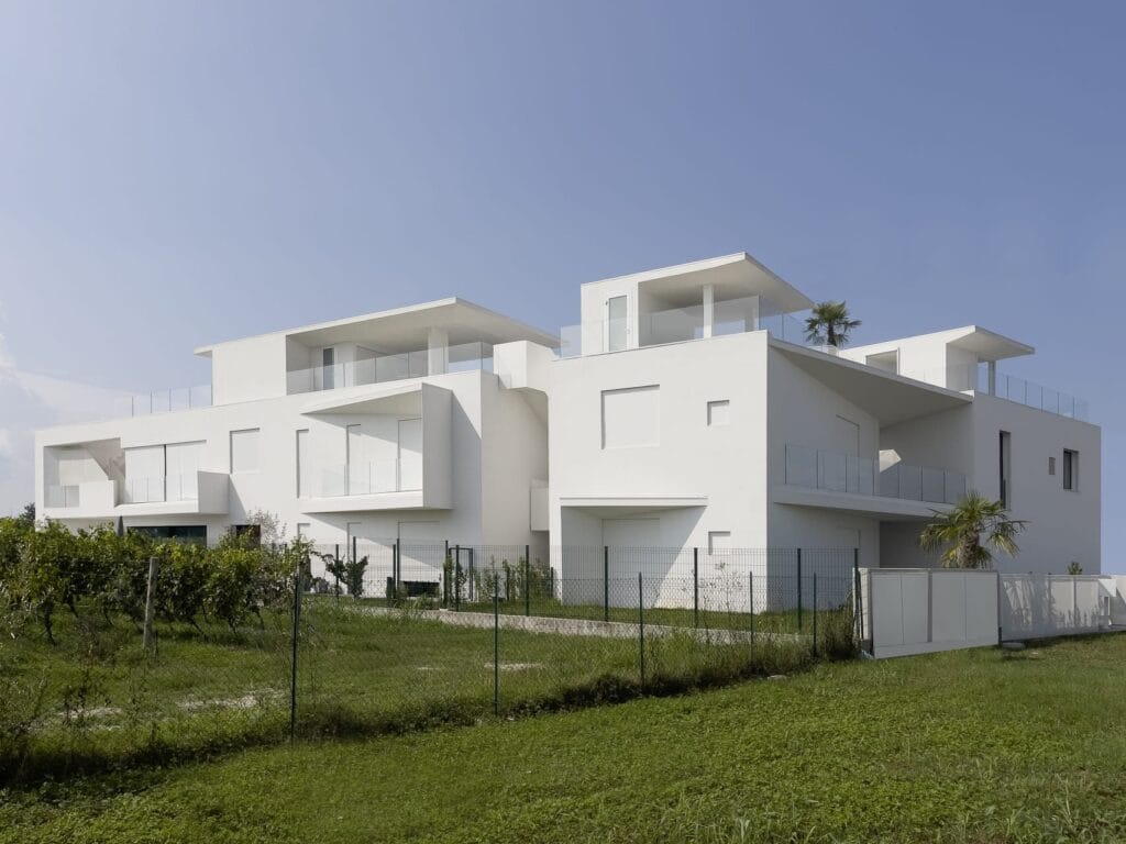 Architecte lac de Garde 8 Bâtiments blancs de Lugana Bay vus depuis le jardin