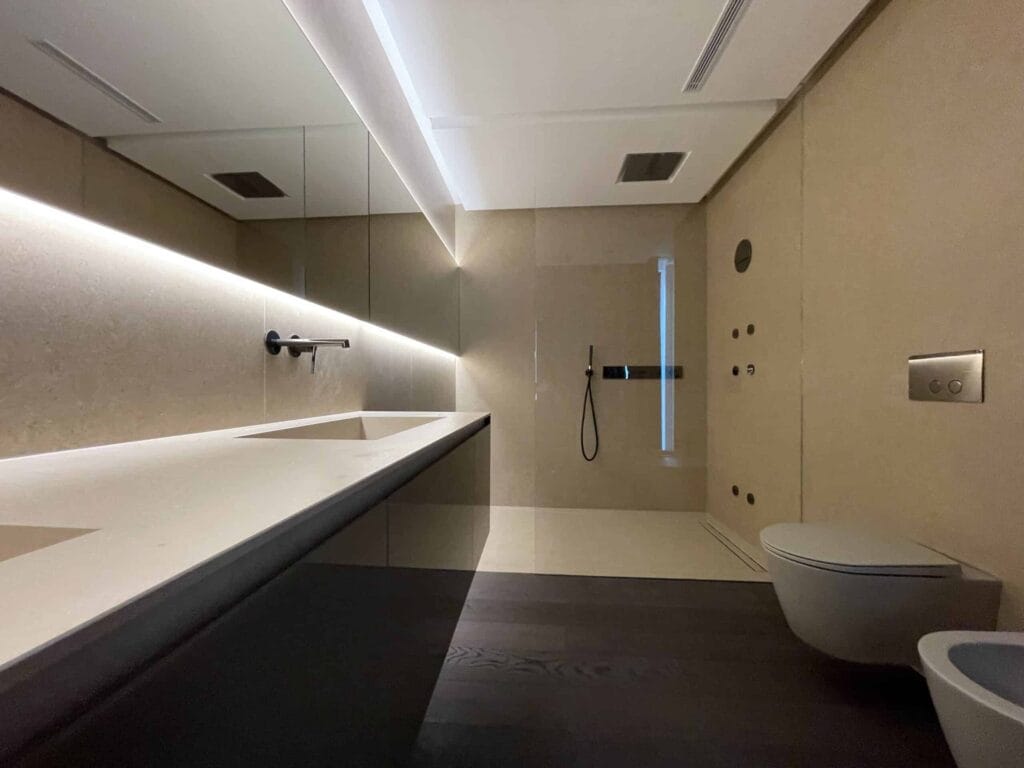 Interni ville di lusso 8 Bagno con illuminazione a LED a gola, piano lavabo lungo e doccia walk-in, AV Home