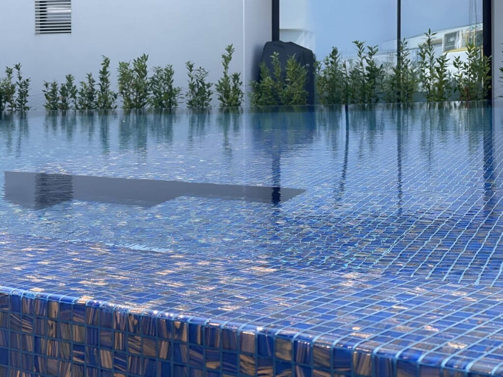 Architecte lac de Garde 2 Architecte lac de Garde : détail de la mosaïque bleue de la piscine de Lugana Bay à San Benedetto di Lugana