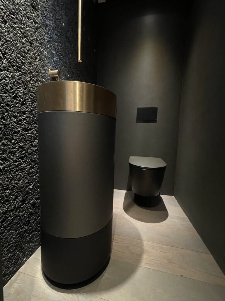 Interni ville di lusso 4 Lavabo freestanding in bronzo su parete in pietra lavica, bagno di AV Home