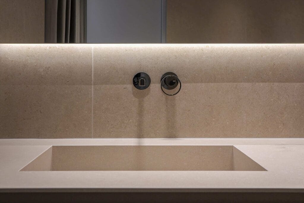 Interni ville di lusso 12 Lavabo integrato nel piano in pietra con specchio a tutta parete, bagno di AV Home
