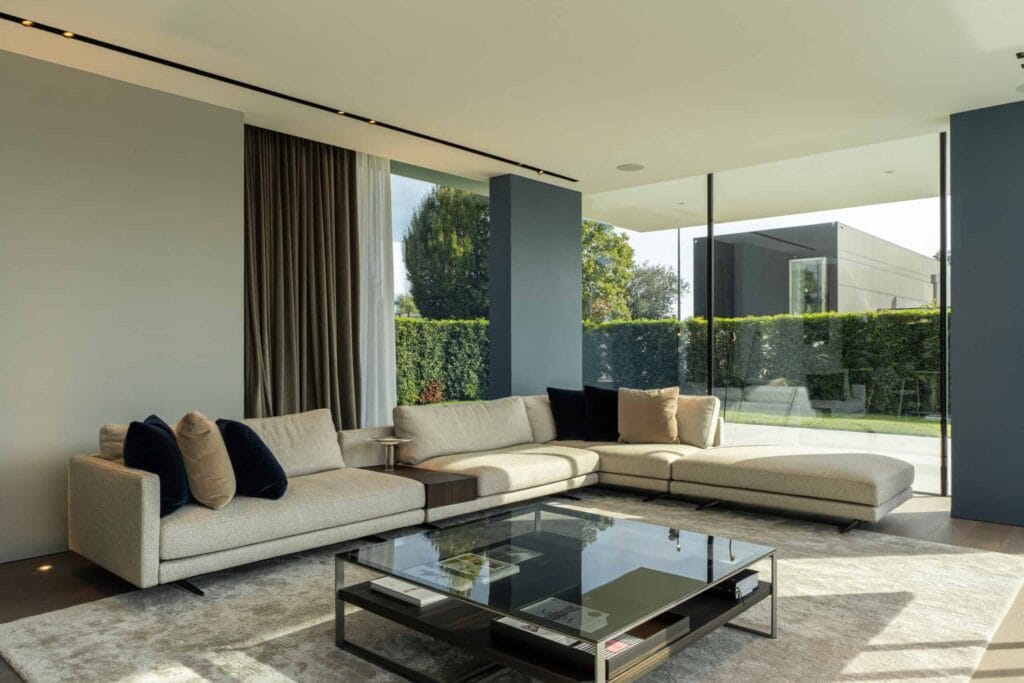 Interni ville di lusso 1 Living d'angolo con vetrate sul giardino, progetto di interior design di AV Home