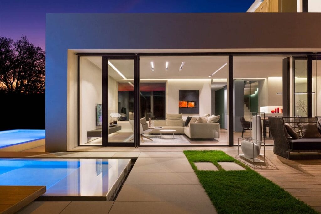 Build a house in Lake Como 2 Build a house in Lake Como: project reference, open living room facing the pool at night, SD Home in Soave (Verona)