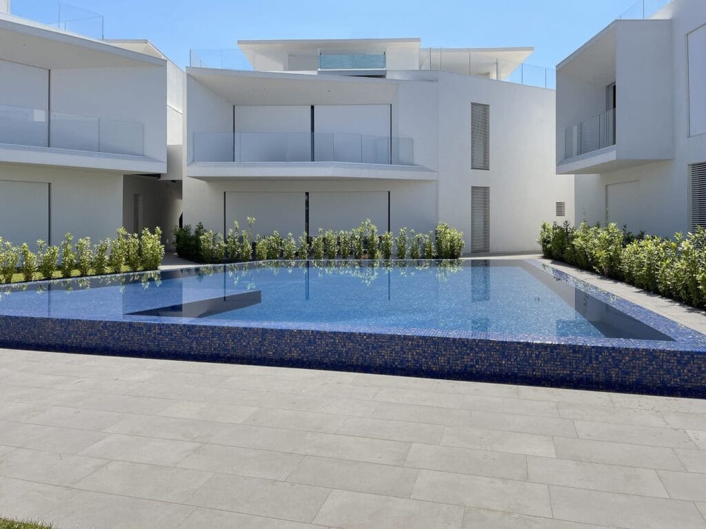 Costruire una villa di lusso 13 Piscina e volumi bianchi del complesso Lugana Bay sul lago di Garda