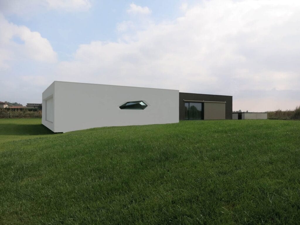Build a house in Lake Como 6 Side view of a single-storey villa on a lawn, CD Home in Verona