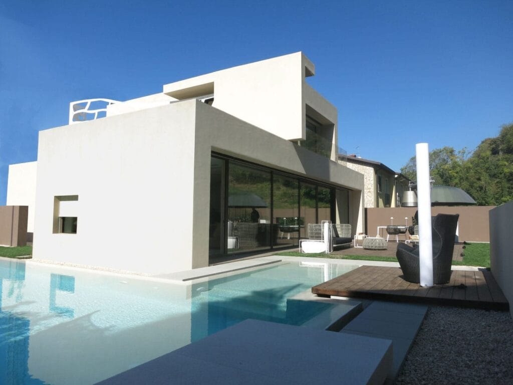 Build a house in Lake Como 1 White cubic volumes and infinity pool, SD Home in Soave (Verona)